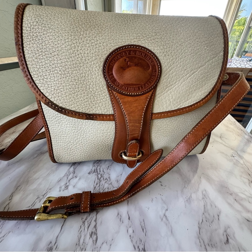 VINTAGE DOONEY AND BOURKE BEIGE/CREAM ESSEX AWL SHOULDER CROSSBODY BAG TAN TRIM